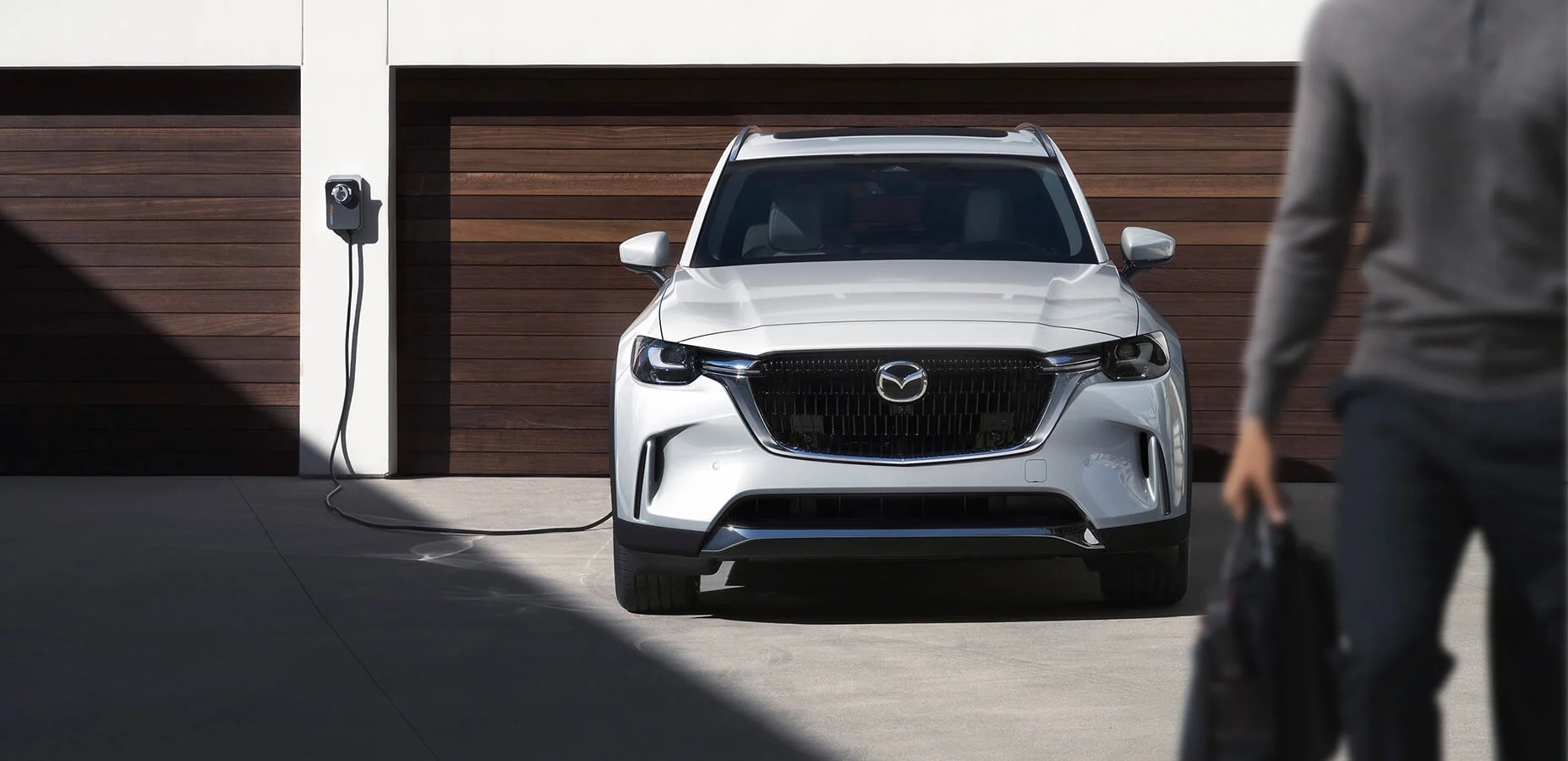 Mazda MX-30 EV 2025, exposé en studio, avec son design distinctif et raffiné.