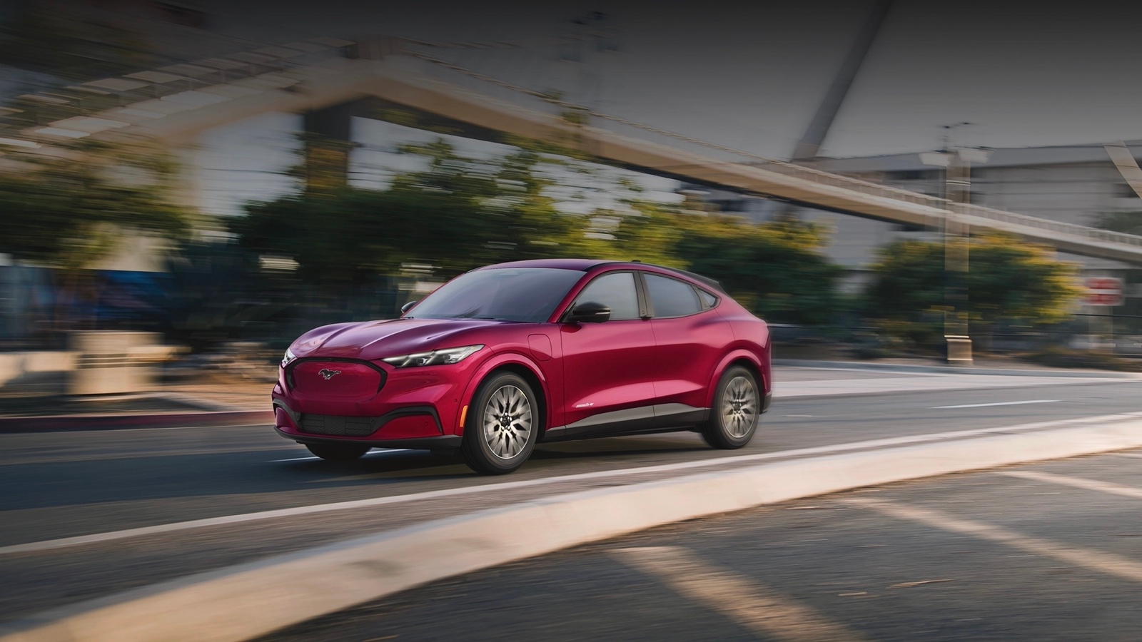 Ford Mustang Mach-E 2025 sur route, soulignant son profil musclé et ses performances électriques.