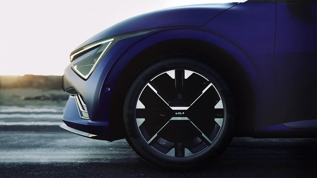 Kia EV6 2025 en pleine conduite, soulignant son style audacieux et sa performance dynamique.