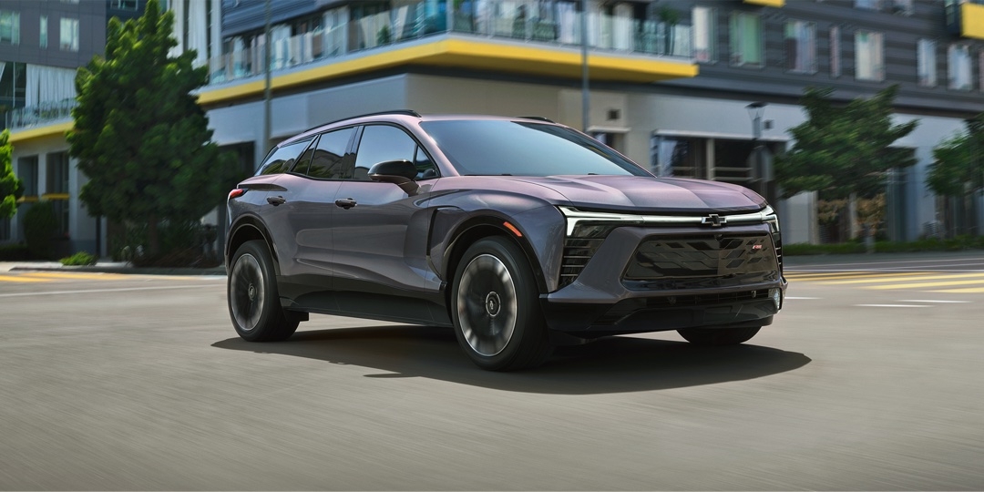 Vue de profil du Chevrolet Blazer EV 2025, avec sa silhouette athlétique et ses lignes puissantes.