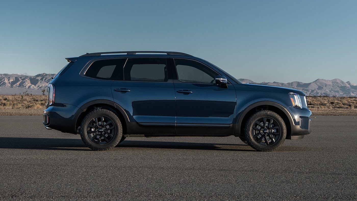 Vue latérale du Kia Telluride 2025 garé à l'extérieur.
