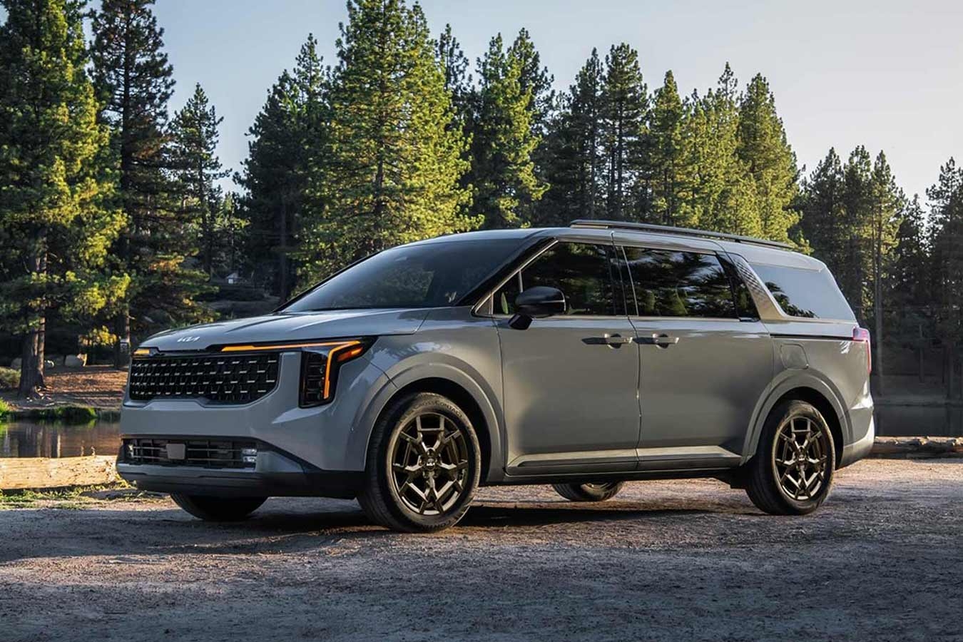 Vue 3/4 avant du Kia Carnival 2026 à l'extérieur.