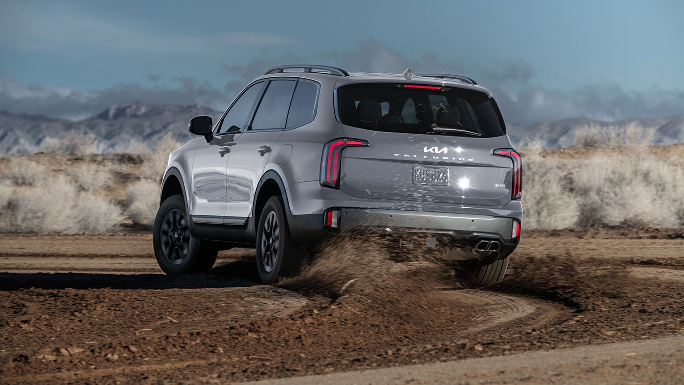 Vue 3/4 arrière du Kia Telluride 2025 en action.
