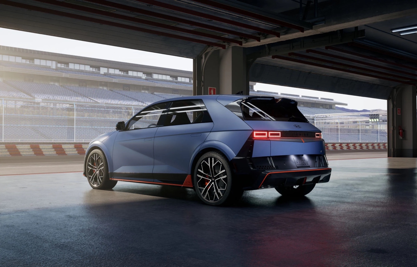 Hyundai IONIQ 5 N 2025 vu de l’arrière, garé dans un paddock de circuit, affichant un design sportif et des lignes agressives