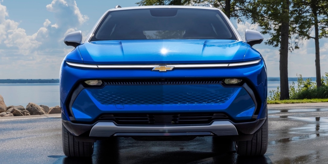 Chevrolet Equinox EV 2025 vu de face, arborant une carrosserie bleue éclatante et une calandre futuriste.