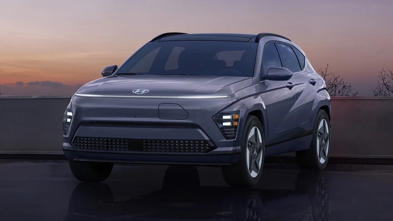Vue avant du Hyundai Kona EV 2025, stationné en milieu urbain, représentant un VUS compact électrique moderne.