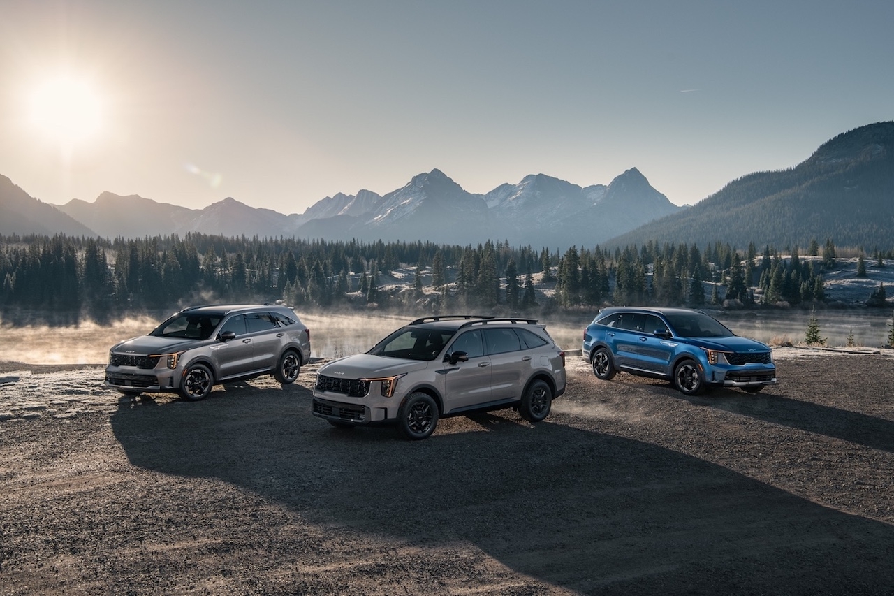 Trois VUS Kia Sorento 2025 dans un décor de montagne.