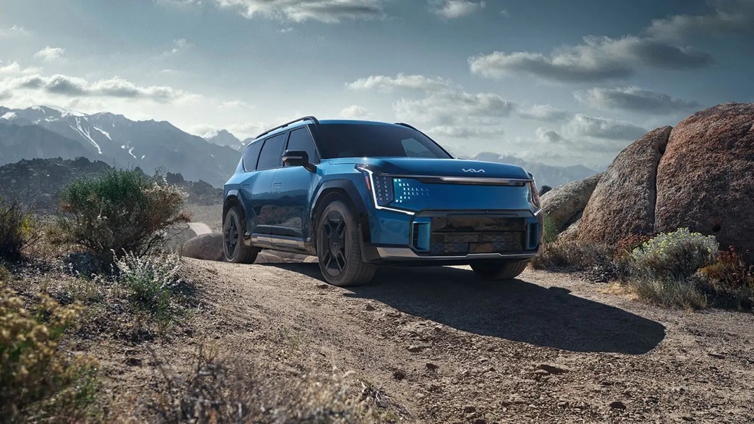 Kia EV9 2025 en conduite hors route, démontrant la robustesse, la polyvalence et les capacités tout-terrain du VUS électrique à 3 rangées.