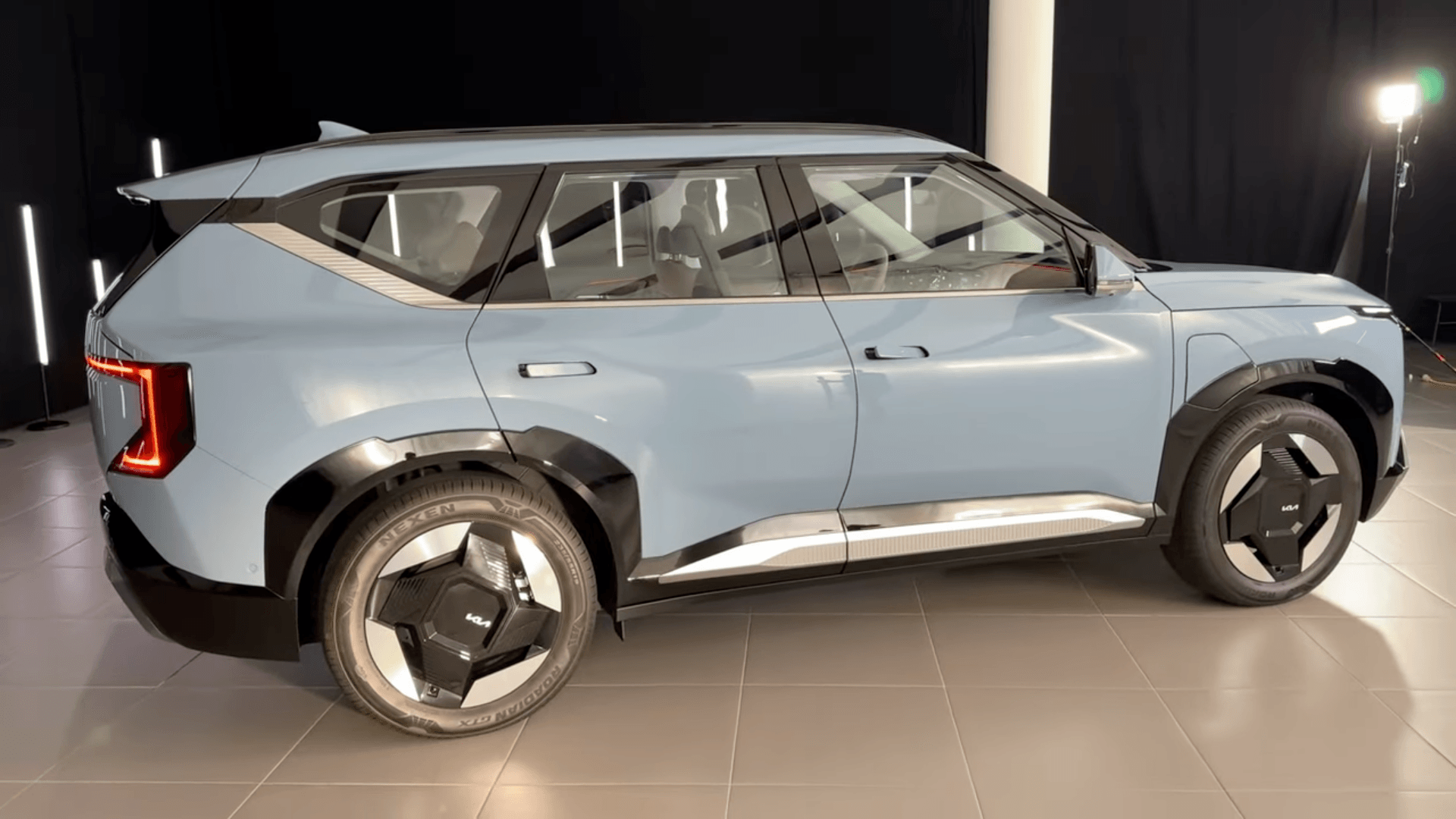 Le Kia EV5 2025 sous le feux des projecteurs.