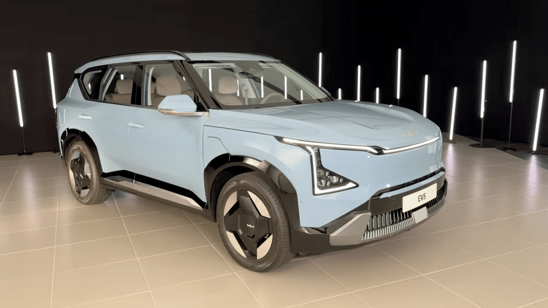 Vue 3/4 avant sur les courbes et les design du Kia EV5 2025.